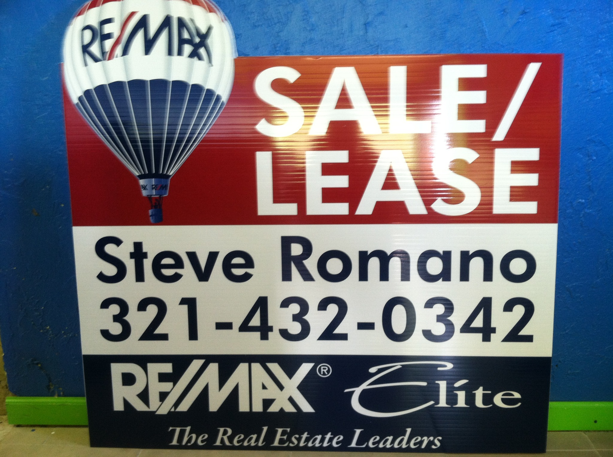 RE/MAX sale and lease sign produced by Wrap Giants
