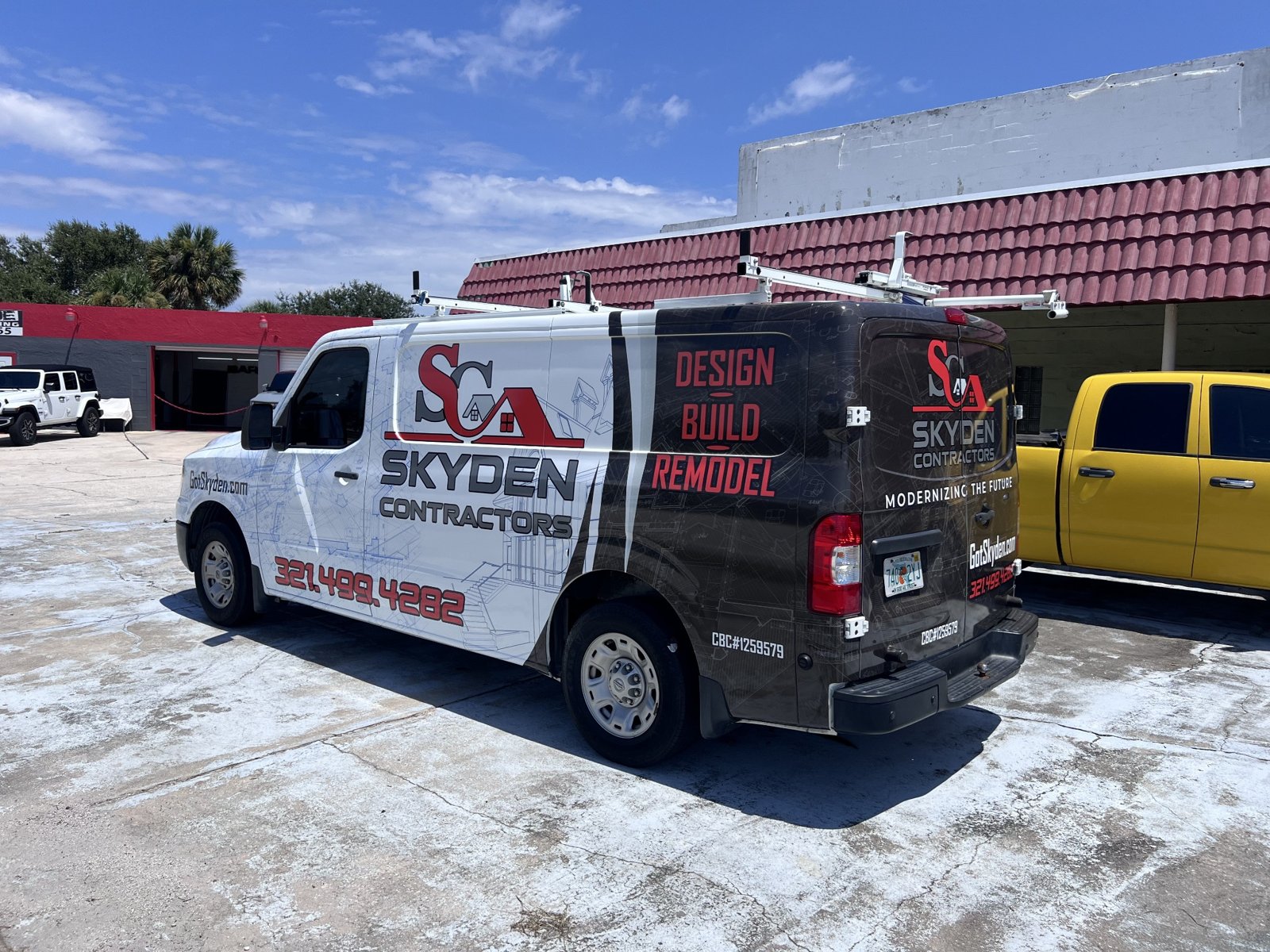 Skyden Contractors van graphics